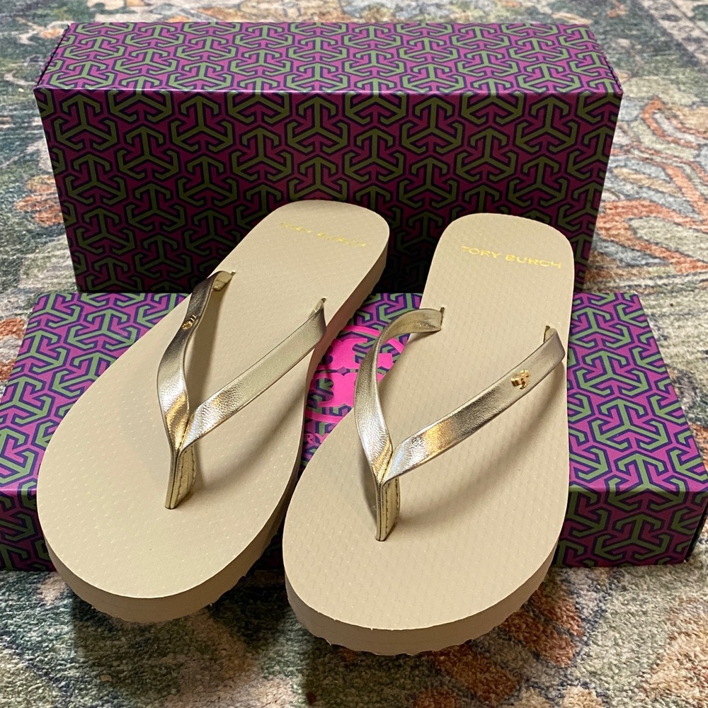 Tory Burch size 5 spark gold light taupe metallic leather flip flops NIB